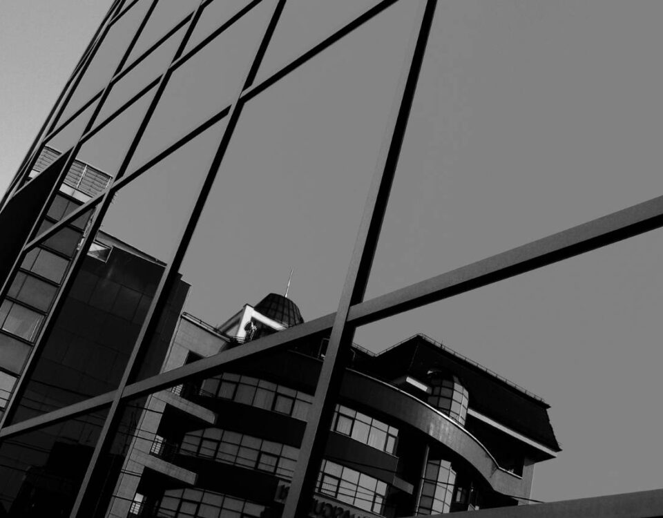 Cristalerias-en-Gran-Canaria-Vitecan-ventajas-cristal-arquitectura-moderna