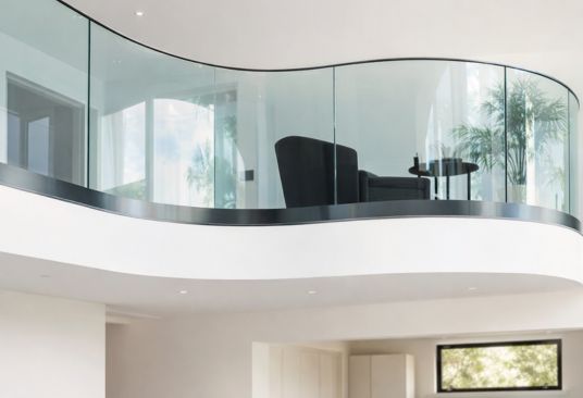 Cristalerias-en-Gran-Canaria-Vitecan-vidrio-curvado-barandilla